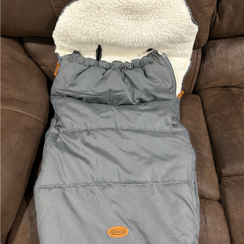 Graco stroller foot muff/blanket, universal fit. Used but in great condition.
